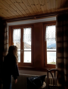 Rebecca con vista sul lago di Sils Maria