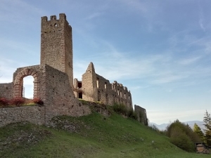 rudere di castello ormai diroccato