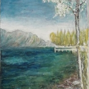 lago con montagne e albero in fiore