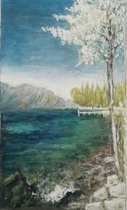 lago con montagne e albero in fiore