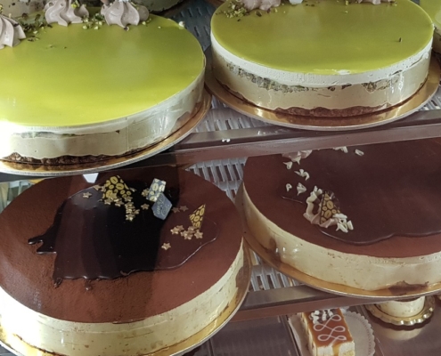 primo piano di torte glassate al pistacchio e al cioccolato