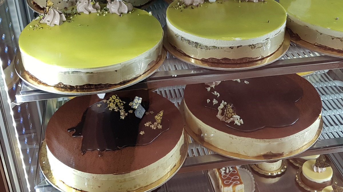 primo piano di torte glassate al pistacchio e al cioccolato