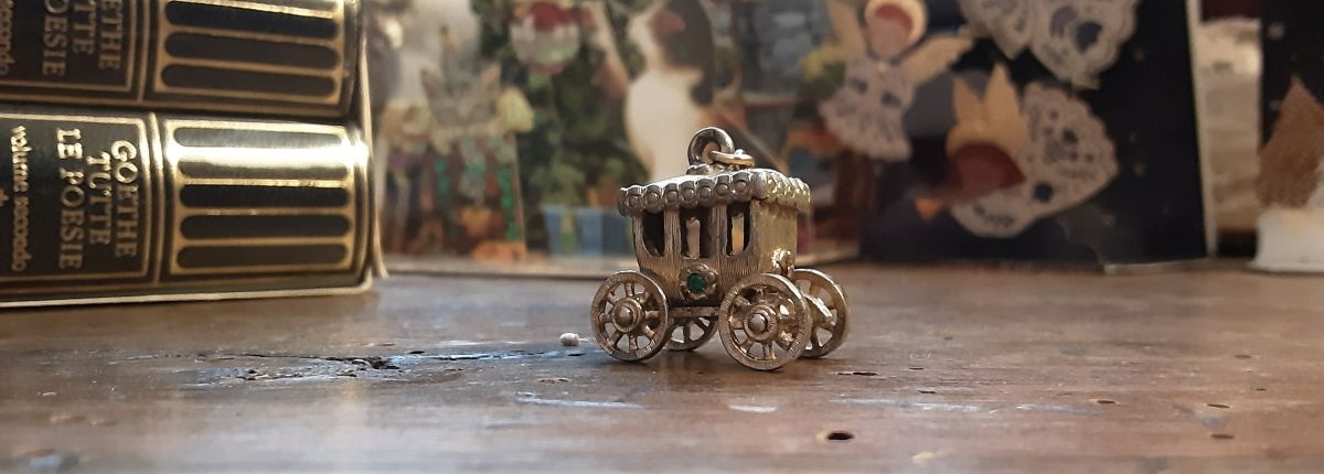 carrozza dorata in miniatura sulla scrivania di Rebecca